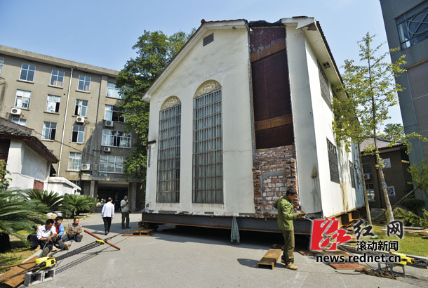 河北大力集團數(shù)臺千斤頂平移房屋 河北大力集團數(shù)臺千斤頂平移房屋